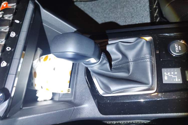 Used Peugeot 408 2022 1.6T Light-Chasing Edition Gear Lever