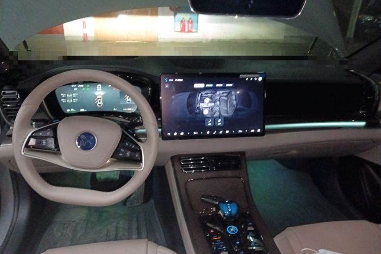 Used BYD Han 2025 EV with 701 km of Laser Radar-Enabled Intelligent Driving Center Console