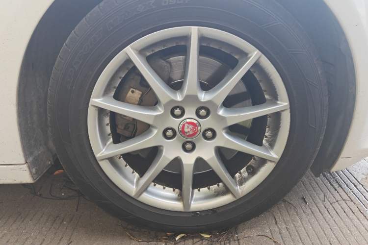 Used Jaguar XJ 2014 XJL 3.0 SC Two-Wheel-Drive Panoramic Business Edition Right Front Wheel Hub