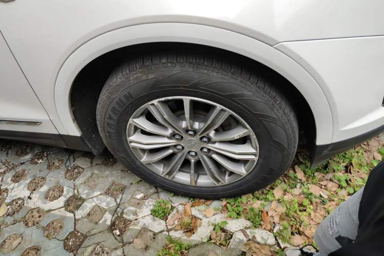 Used Cadillac XT5 2018 25T Luxury Model Right Front Wheel Hub