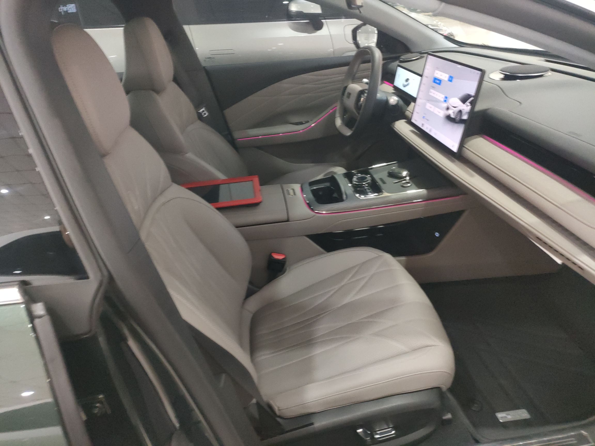 Geely Galaxy 8 2025 130km EM-i Deluxe Edition — снимка 19
