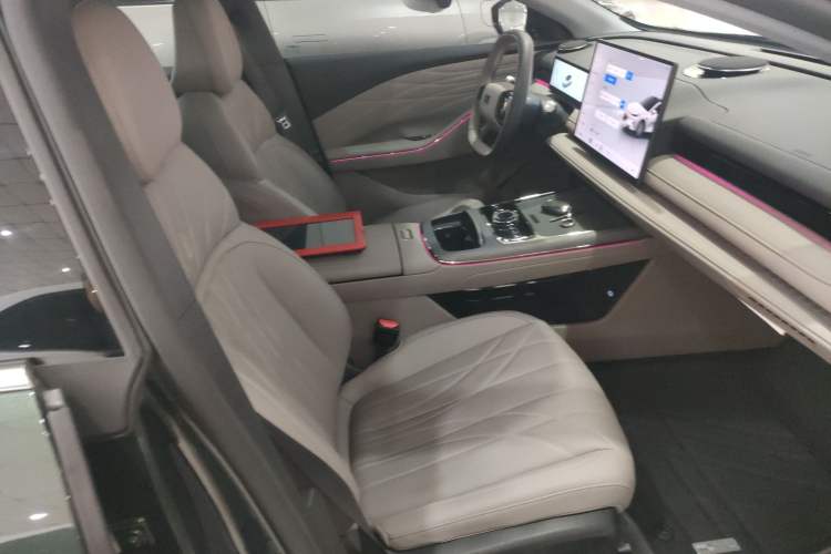 Used Geely Galaxy Galaxy 8 2025 130km EM-i Deluxe Edition
