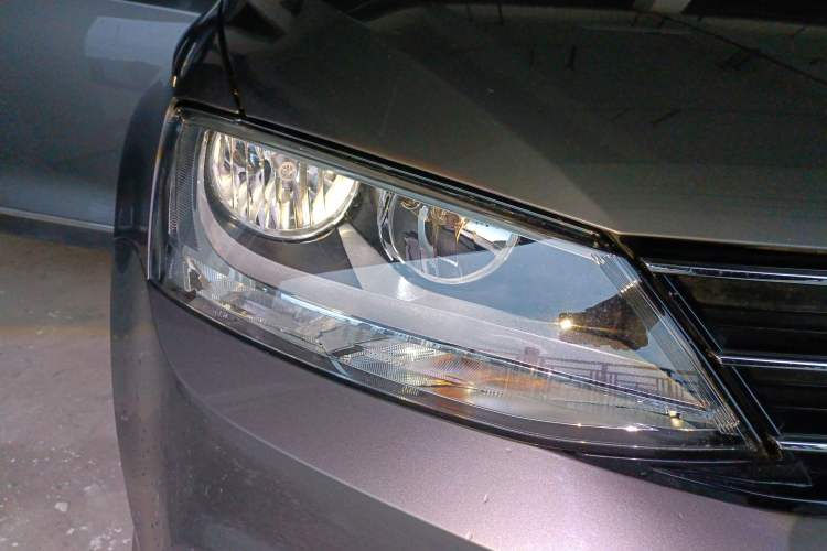 Used Volkswagen Sagitar 2017 1.6L Manual Comfort Model Right Front Headlight