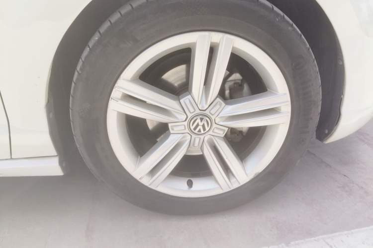 Used Volkswagen Lamando 2018 280TSI DSG Comfort Edition Right Front Wheel Hub