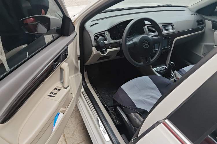 Used Volkswagen Gran Lavida 2013 1.6L Manual Comfort Model Driver Seat