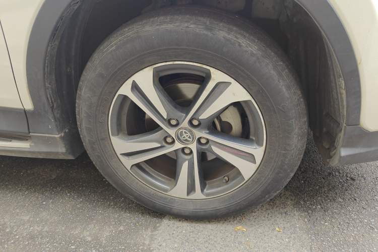 Used Toyota RAV4 2015 2.0L CVT Two-Wheel Drive Fashion Edition Right Front Wheel Hub