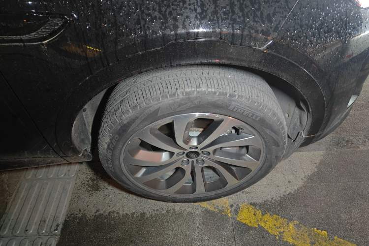 Used Land Rover Discovery Sport 2023 249 PS R-Dynamic S Performance Edition Right Front Wheel Hub