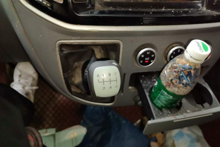 Used SAIC MAXUS Xintu V80 2019 2.5T Classic Model 6-Speed Manual – Aoyuntong Short Wheelbase Ultra-Low Roof 5/6 Seats Gear Lever