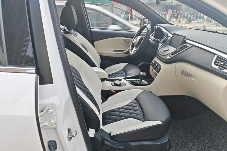 Used Soueast DX7 2017 1.5T Automatic White Rider Trim
