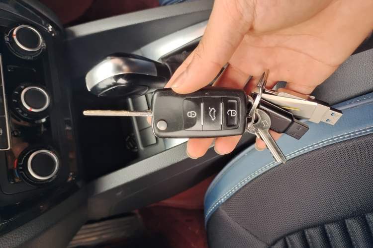 Used Volkswagen Sagitar 2012 1.6L Automatic Fashion Edition Vehicle Key