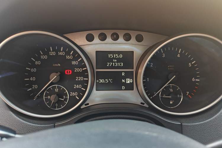 Used Mercedes-Benz M-Class 2010 ML 300 4MATIC Odometer Close Up