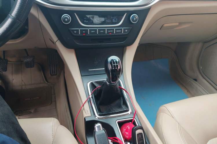 Used Geely Auto Emgrand 2017 Sedan Million Edition 1.5L Manual Luxury Model Gear Lever