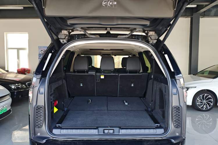 Used Land Rover Discovery 2023 360 PS R-Dynamic S Trunk