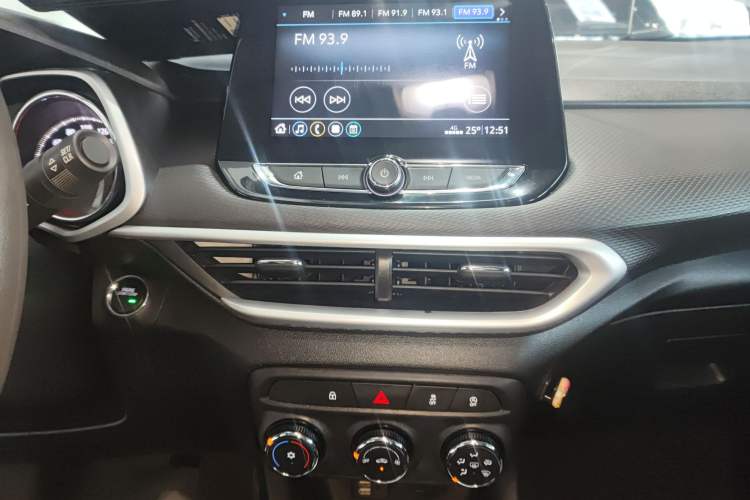 Used Chevrolet Trax 2019 Redline 325T Automatic Fun Edition China VI Standard Audio And AC Panel