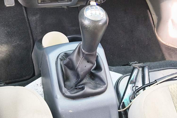 Used Jinbei Hiace X30 2023 1.5L Super-Comfortable Passenger Van 5/6/7-Seater Non-Air-Conditioned Version Model SWC15M Gear Lever