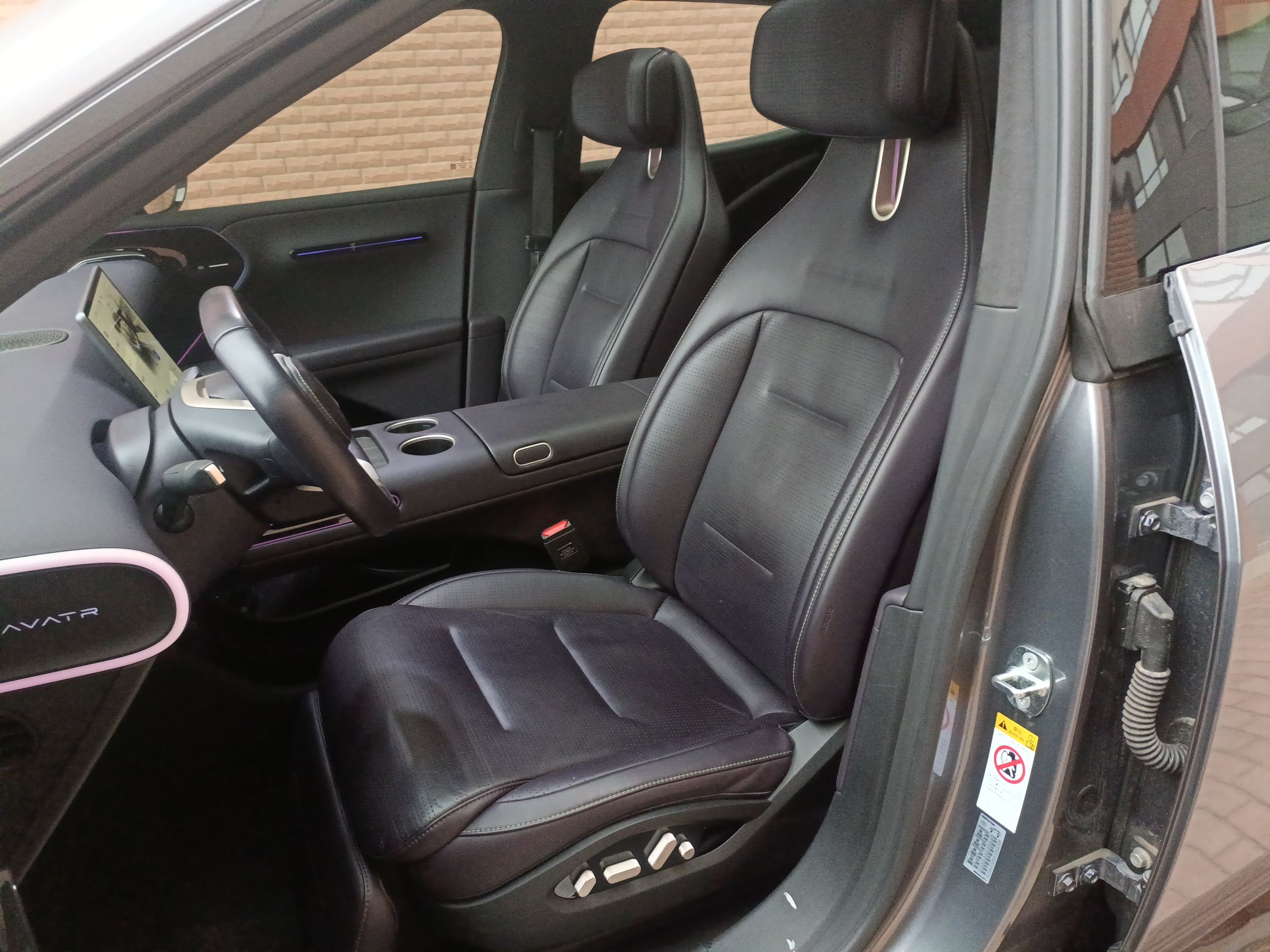 Переднее сиденье в автомобиле