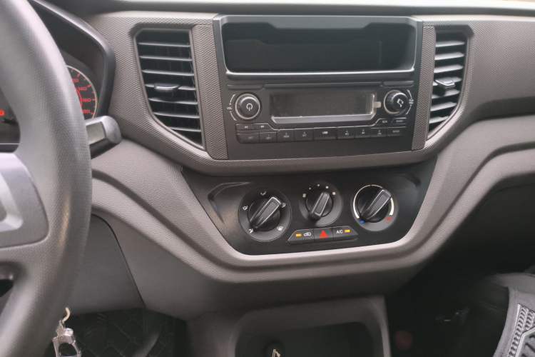 Used Wuling Hongguang V 2022 1.5L Jingqu Edition Electric-Assist LAR Audio And AC Panel