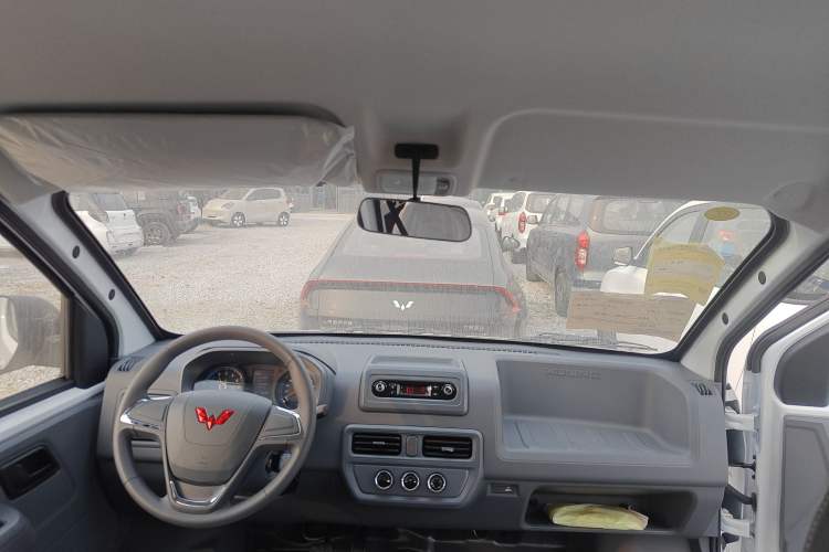 Used Wuling Yangguang 2024 300KM Comfort Version Passenger Van 75kW
