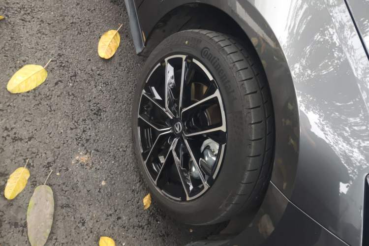 Used CHANGAN UNI-V iDD 2024 Blue Whale Smart Electric iDD 136km ZhiKu Model Right Front Wheel Hub