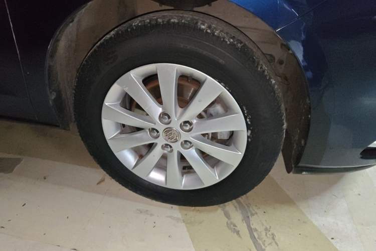 Used Buick GL8 2013 2.4L CT Luxury Business Comfort Edition Right Front Wheel Hub