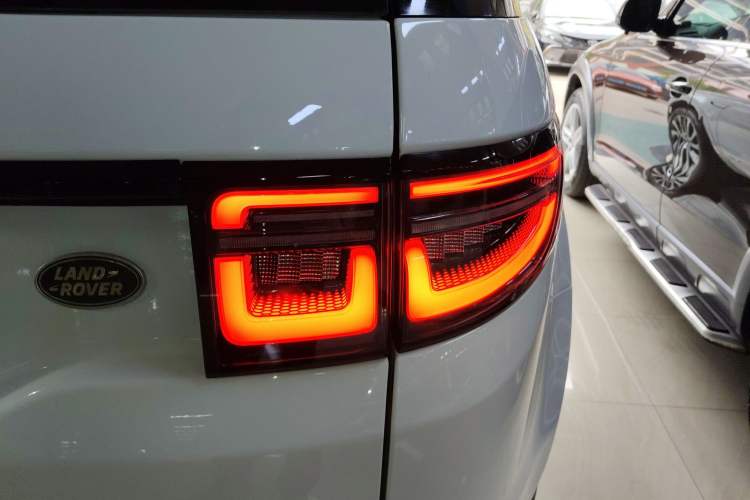 Used Land Rover Discovery Sport 2020 249 PS R-Dynamic Performance Edition Exterior 3