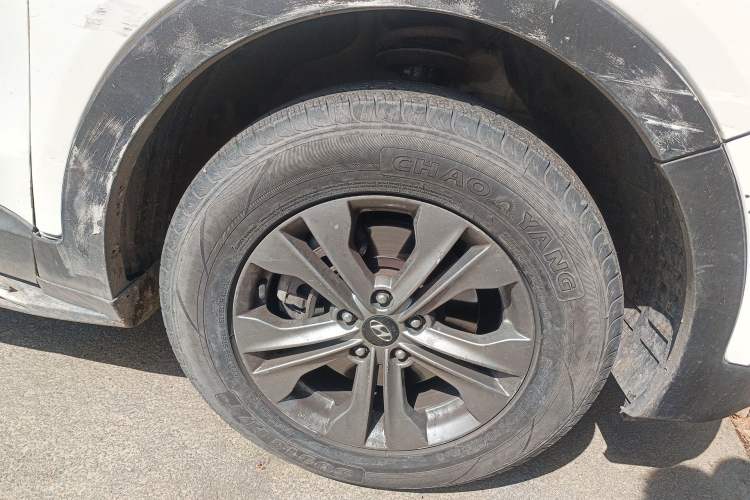 Used Hyundai Santa Fe 2015 2.0T Automatic All-Wheel Drive Smart Version 5 Seats Right Front Wheel Hub