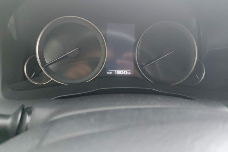 Used Lexus ES 2015 300h Comfort Edition Odometer Close Up