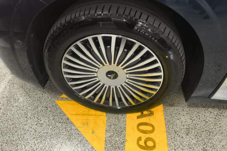 Used VOYAH Dream 2025 PHEV Four-Wheel Drive Prestige Kunpeng Edition Left Front Wheel Hub