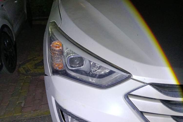Used Hyundai Santa Fe 2013 2.4L Manual Two-Wheel Drive Comfort Version Right Front Headlight