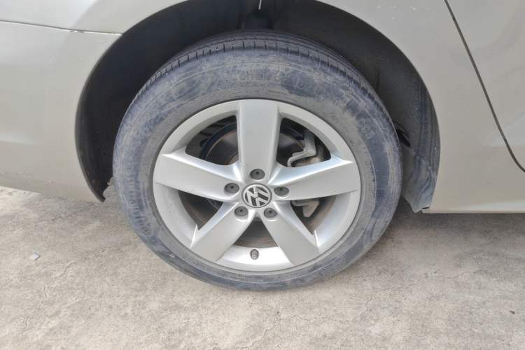 Used Volkswagen Sagitar 2012 1.6L Automatic Fashion Edition Right Rear Wheel Hub