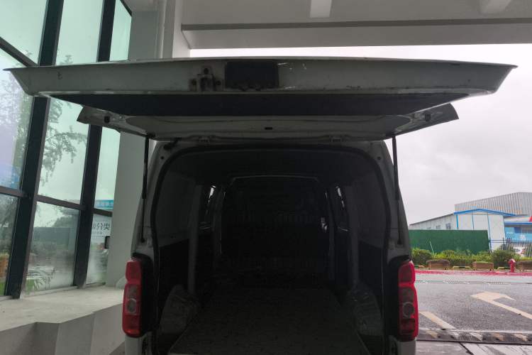 Used Chana Ruixing EM80 2022 Flat Roof with Liftgate 2 Seats 60kW 41.86kWh
