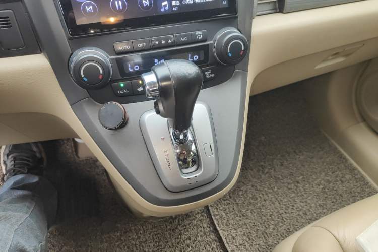 Used Honda CR-V 2010 2.4L automatic four-wheel drive luxury version Gear Lever