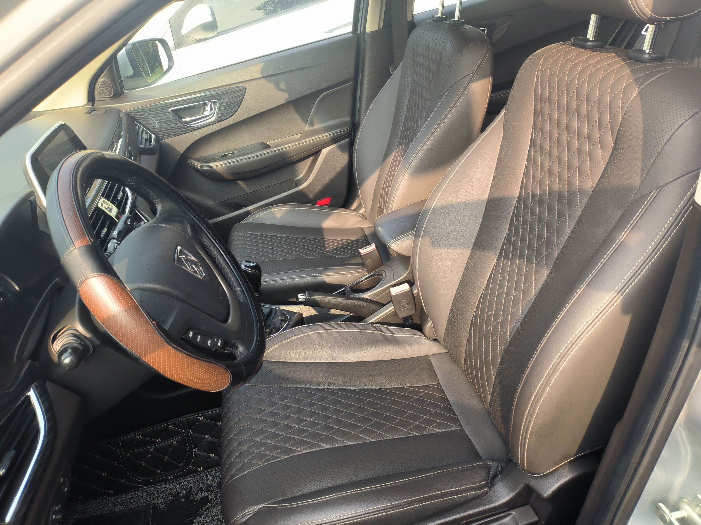 Переднее сиденье в автомобиле