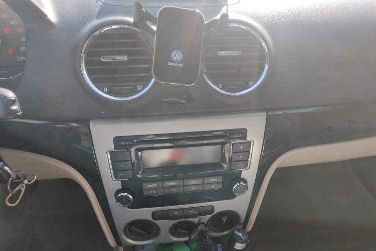 Used Volkswagen Lavida 2011 1.6L Manual - Premium Edition Audio And AC Panel