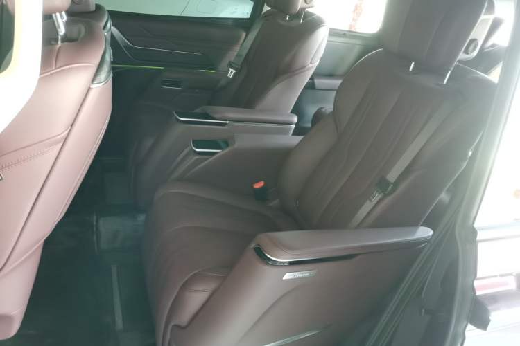 Used Buick Century 2023 2.0T Six-Seater Yinshi Edition Left Rear Seat