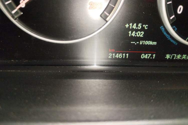 Used BMW 5 Series 2014 528Li Leading Model Odometer Close Up