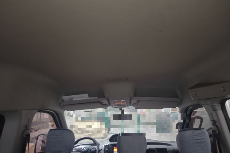 Used SAIC MAXUS Xintu V80 2017 2.5T AMT Aoyuntong National V Short Wheelbase Mid-Roof 5/6/10-Seater
