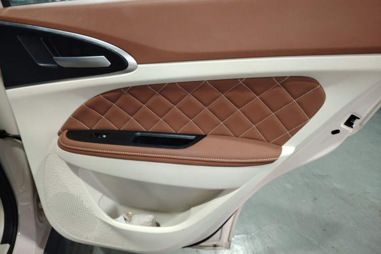 Used ORA Good Cat 2023 401 km Standard Range Premium Version Lithium Iron Phosphate Interior 3