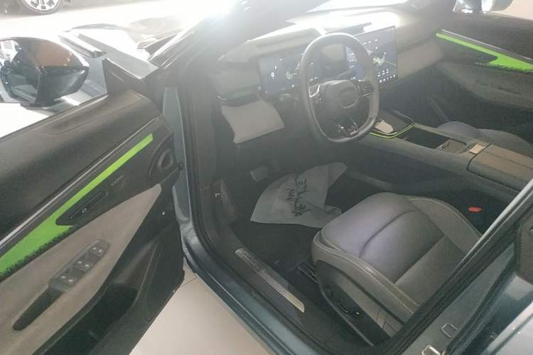 Used Lynk & Co 08 EM-P 2025 220 km All-Wheel-Drive Performance Halo