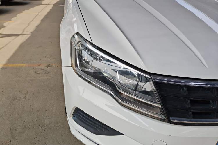 Used Volkswagen Jetta 2017 1.5L Automatic Fashion Model Right Front Headlight