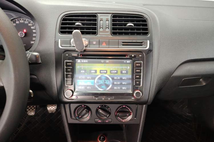 Used Volkswagen Polo 2014 1.4L Manual Fashion Edition Audio And AC Panel