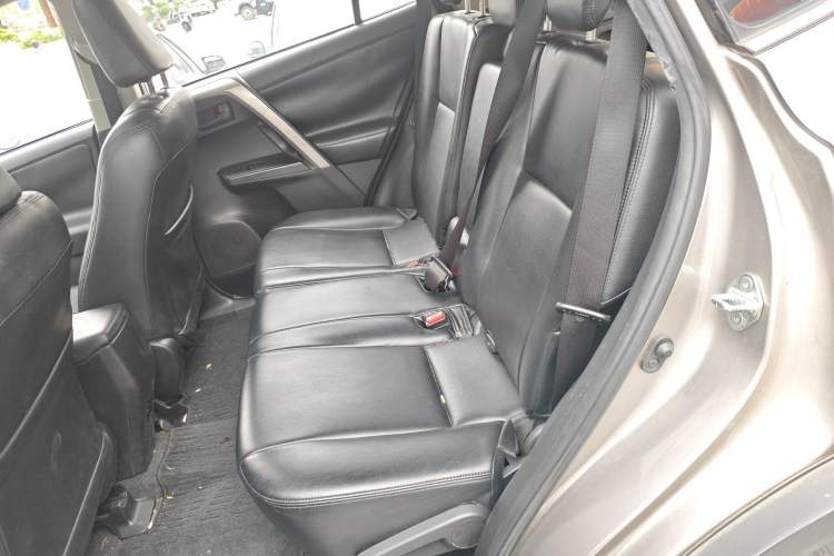 Used Toyota RAV4 2019 2.0L CVT Two-Wheel Drive Fashion X Limited Edition China VI Standard
