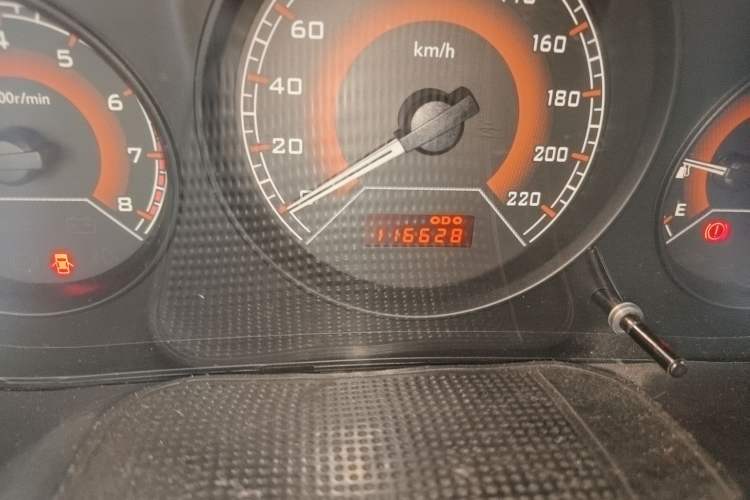 Used Soueast V3 Lingyue 2012 Revised Version 1.5L Manual Comfort Edition Odometer Close Up