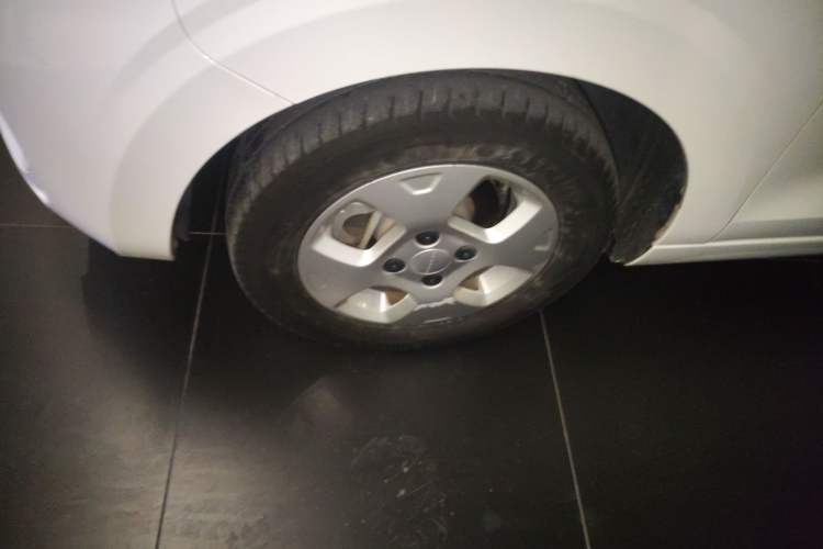 Used Roewe Clever 2021 302 km New Four-Seater Super-Efficient Version Left Front Wheel Hub