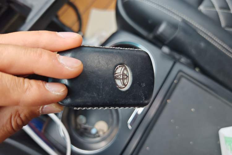 Used Toyota SIENNA 2015 3.5L Two-Wheel Drive LE Vehicle Key