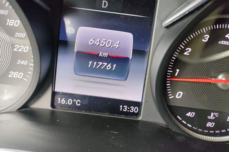 Used Mercedes-Benz V-Class 2018 V 260 L Prestige Extended Version China VI Odometer Close Up