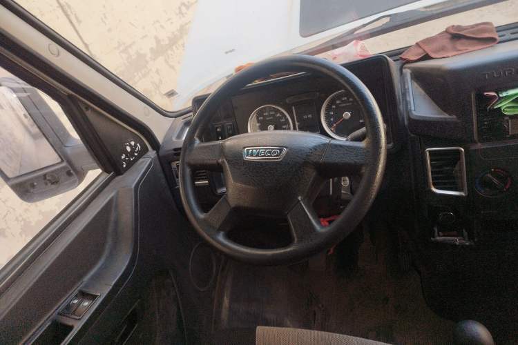 Used Iveco Daily 2021 2.8T V40 VAN厢式 Cargo Van 3-Seater Long Wheelbase Mid-Roof Design Dual Tires Manual Door

