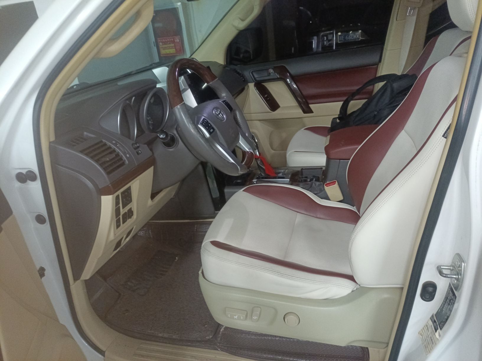 المقاعد الأمامية داخل السيارة