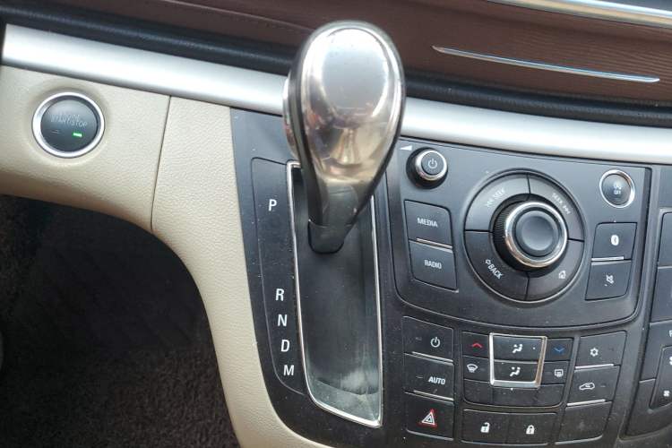 Used Buick GL8 2018 28T Luxury Model China VI Standard Gear Lever