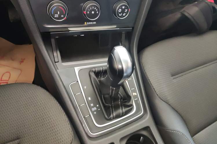 Used Volkswagen Golf 2017 1.6L Automatic Comfort Million-Vehicle Anniversary Edition
